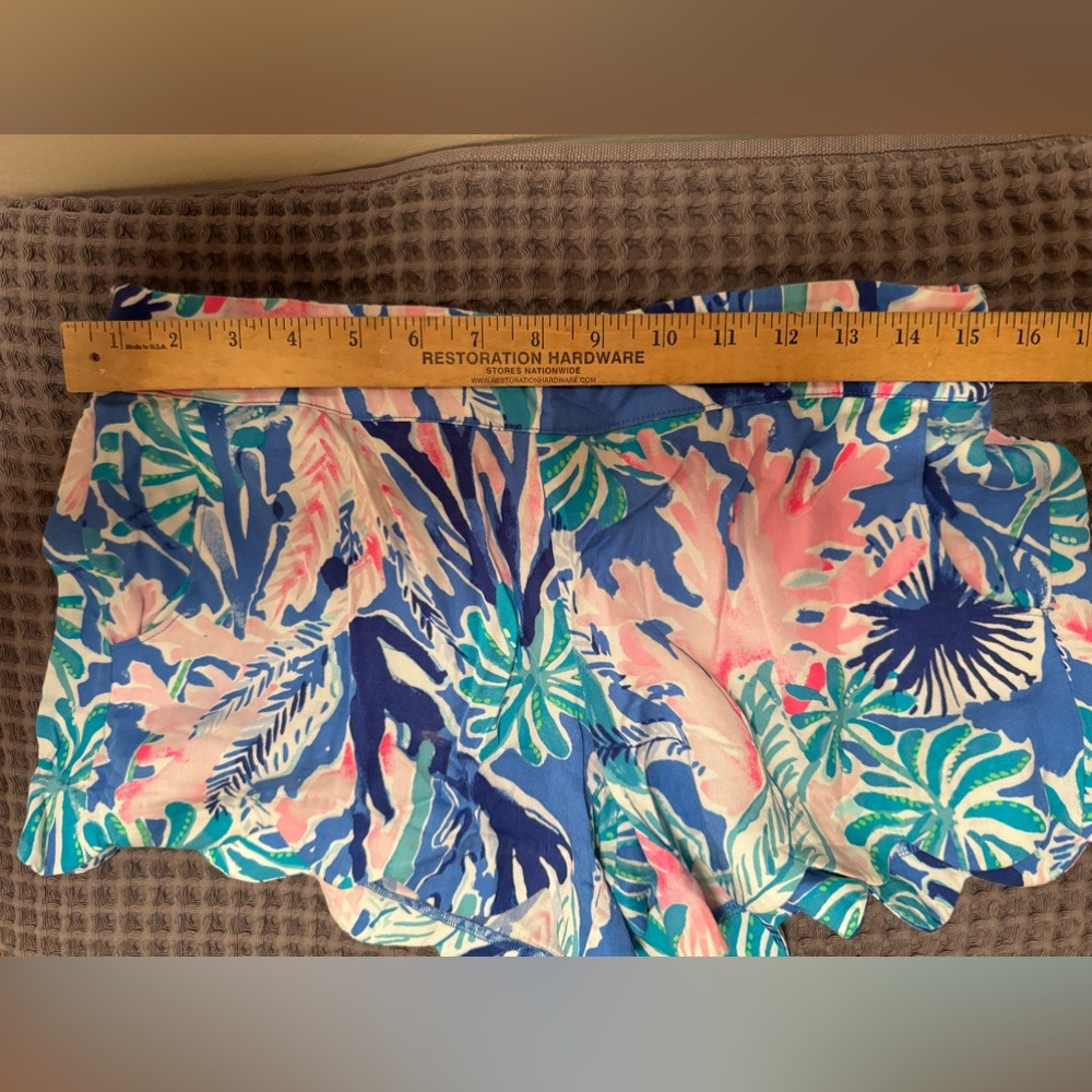 Lilly Pulitzer Dahlia Shorts Blue Jet Stream Scallop Hem Elastic Waist M - Picture 3 of 10
